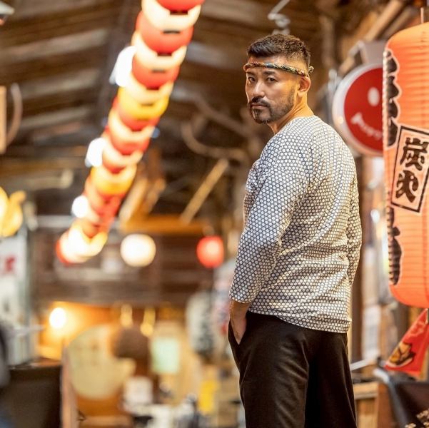 【熱鬧的餐桌座位◎】我們準備了一張可容納四人的木桌，您可以在這裡享受顧客們熱鬧的談話和歡笑。木質座椅營造出平靜溫馨的氛圍，讓您在輕鬆的環境中享受用餐體驗。這是與親朋好友共度美好時光的完美方式！