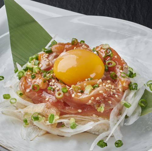 サーモンユッケ