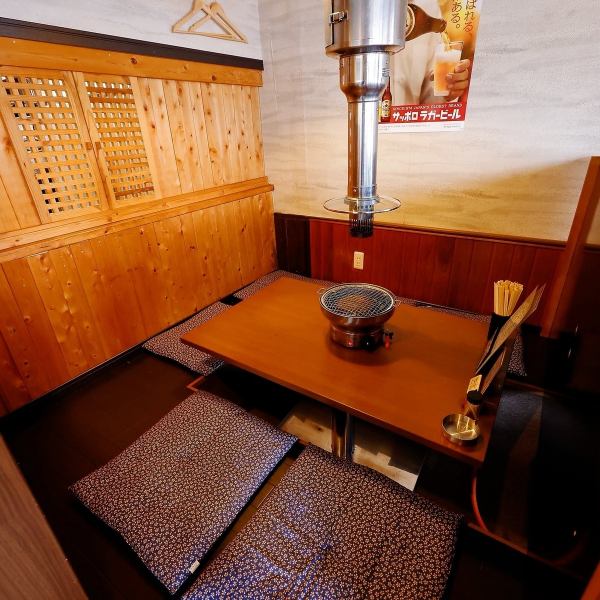 ゆったりと腰を落ち着けられる掘りごたつ席は、自然と会話が弾むあたたかい空間。最大10名までまとまって座れるため、家族の集まりや職場の仲間との食事にぴったりです。足を伸ばしてくつろげる心地よさがあり、時間を忘れてゆっくり過ごしたいシーンに最適。ほどよい落ち着きがあり、初めてでも安心して利用できる席です。