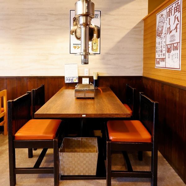 テーブル席は軽快に食事を楽しみたい人に向いた明るいスペース。最大8名まで利用でき、友人同士の食事から普段の外食まで幅広く活躍します。視界が開けていて居心地がよく、短時間の利用もしやすいのが魅力。カジュアルな雰囲気で、初めての来店でも気負わず使える、もっとも日常になじみやすい席です。