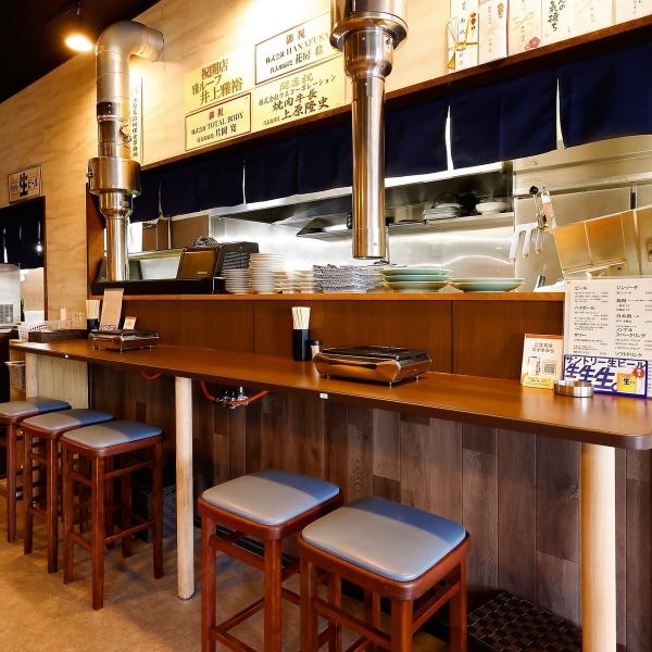 カウンター席は、静かに焼肉を楽しみたい方がふらりと座れる落ち着いた場所。4席だけの特別感があり、一人焼肉はもちろん、軽く一杯の二次会にも重宝されます。焼ける音や香りを近くで感じながら、自分のペースで楽しめるのが魅力。地元のお客様が“自分の居場所”として選ぶことも多い、ほどよく静かな大人の席です。