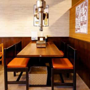 ご友人同士やご家族で使いやすい4名テーブル席。料理を囲みながら会話も弾む、普段使いにちょうどいい席です。