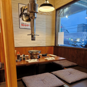 足を伸ばしてくつろげる掘りごたつ席は8名様まで対応。会社宴会や親しい仲間との集まりにおすすめです。