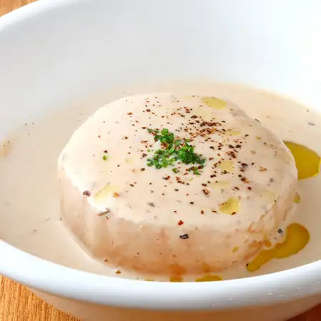 大根のポトフポルチーニ茸のクリームソース