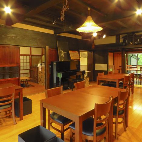 古民家に元々あった建具や梁をそのまま残し、落ち着いた和空間で美味しいイタリアンをお楽しみいただけます。お席も広く使えるためご友人とのお食事ももちろん、お子様連れのお客様も大歓迎です。パーティープランもございますのでお気軽にお問い合わせください。