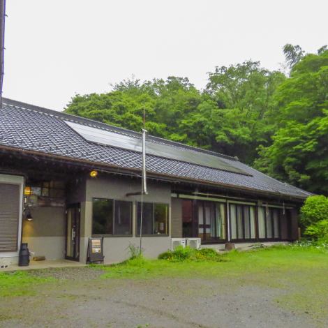 歴史ある建物の良さを残しつつ、皆様が心地よくお過ごしいただけるようリノベーションしており、木々に囲まれた緑豊かなロケーションでお食事が楽しめます。駐車場は7台ほど停められるため、お車でお越しの方もご安心ください。