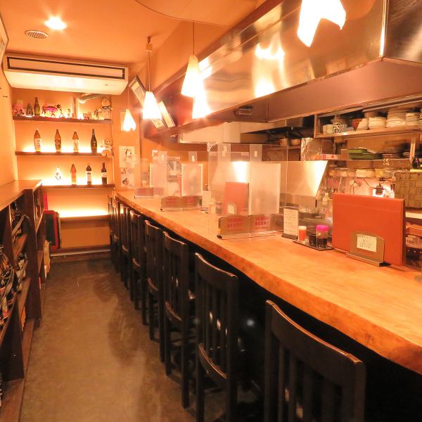 [Even if you are alone, you are welcome to use it on a date!] At the counter seat, why not have a drink while watching the skewers that are carefully grilled over charcoal? You can also enjoy a conversation with the friendly staff ♪