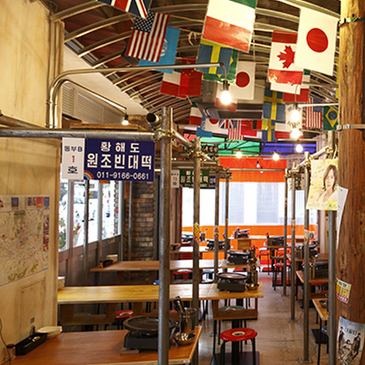 韓国の昔ながらの屋台をイメージしたレトロな店内が魅力☆旅行気分を味わいながら仲間とお食事をお楽しみいただけます！韓国で定番の「ビール」と「チキン」で乾杯もおすすめ♪会社の宴会や打ち上げ、女子会やデートなど様々なシーンでご利用くださいませ★