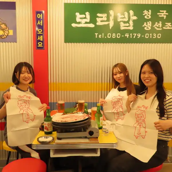 韓国の昔ながらの屋台をイメージしたレトロな店内が魅力☆旅行気分を味わいながら仲間とお食事をお楽しみいただけます！韓国で定番の「ビール」と「チキン」で乾杯もおすすめ♪会社の宴会や打ち上げ、女子会やデートなど様々なシーンでご利用くださいませ★
