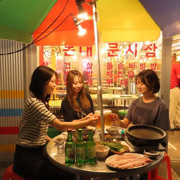 本場韓国屋台の雰囲気を再現した店内は、アットホームで活気あふれる空間が魅力です♪韓国市場のような内装と店内で流れるK-POPがお食事をより盛り上げます☆おいしいマッコリやチャミスルと共にこだわりの韓国料理をお腹いっぱいご堪能くださいませ♪