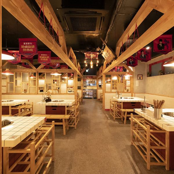 【広々店内♪少人数から大人数までOK！】各テーブルで火鍋を楽しめるお席は、4名様席から6名様席まで多種多様にレイアウト変更可能です♪少人数から大人数まで対応可。ご宴会や女子会、ご家族でのお食事などに♪ランチタイムも営業中◎