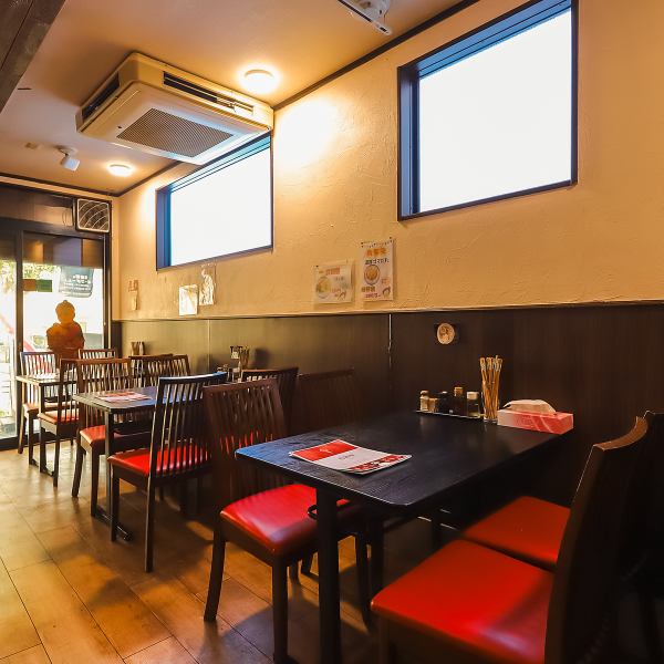 店内には4人掛けテーブルが5卓、2人掛けが1卓、カウンターが3席あり、全25席。ご家族での夕食や週末のランチに最適な広さです。テーブルを繋げれば10～12名のグループ利用も可能なので、親戚の集まりやお祝いごとにも対応できます。お子様連れでも安心してご利用いただける、アットホームな雰囲気が魅力です。