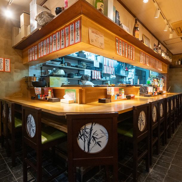 【カウンター席10席ご用意しております】目の前で調理される料理の様子を楽しめる特等席！シェフの技を間近で見ることができ、焼きたての串カツやおでんが運ばれてくる瞬間を楽しむことができます。カウンター席は一人でも気軽にご利用いただけるため、仕事帰りにちょっと一杯という方にも最適です。