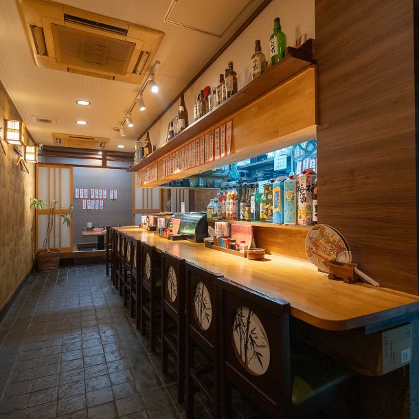 【落ち着いた店内】静かな照明が灯る中で、ゆったりとした時間が流れ、仕事帰りのひとときや友人との会話を楽しむには最適！古き良き時代を感じさせる雰囲気の中で、思い出話に花を咲かせたり、リラックスした食事をお楽しみください。昭和の風情を感じながら、心温まるひとときをお過ごしいただけます。