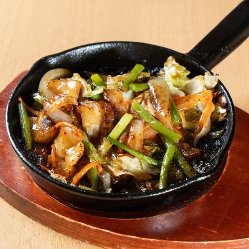 ビールやサワーとの相性抜群！菊脂使用◎焼肉のたれがアクセント≪ホルモンの神様　770円(税込)≫