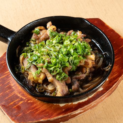 当店自慢の逸品！親鶏をポン酢で炒めて、さっぱりとした味わいに♪≪ひねぽん　660円(税込)≫