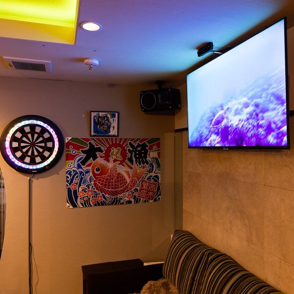 Looking back from the counter, you can see the darts next to the big catch flag, and you can use it freely! Even if you are alone, you can use it with your mother or the staff.