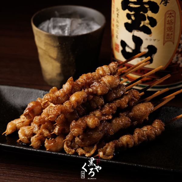 ［鶏皮串］噛むたびに広がる鶏の旨味と香ばしさをお酒との相性も抜群