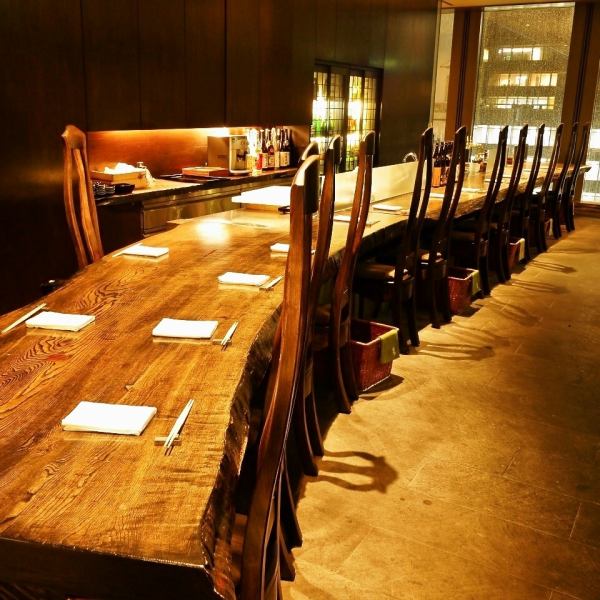 [Big-wood counter] A solid, solid wood counter.It can be used by 2 people or a table for 4 people.《Maru Building/Tokyo Station/Marunouchi/Date/Night view/Meal/Memorial/Birthday/Farewell party/Private room/Japanese food/Entertainment》