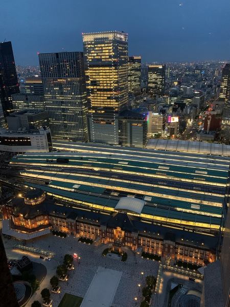 【夜景を一望できるお席】贅沢な気分に浸りたい時は宮下にお越しください。丸ビル36Fからは新装の丸の内駅舎もご覧いただけます。素敵な景色を見ながら、美味しいお酒と料理をお楽しみください。記念日やデートなどの特別なシーンにおすすめです。