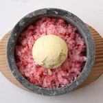 Shaved ice vanilla ice (strawberry)