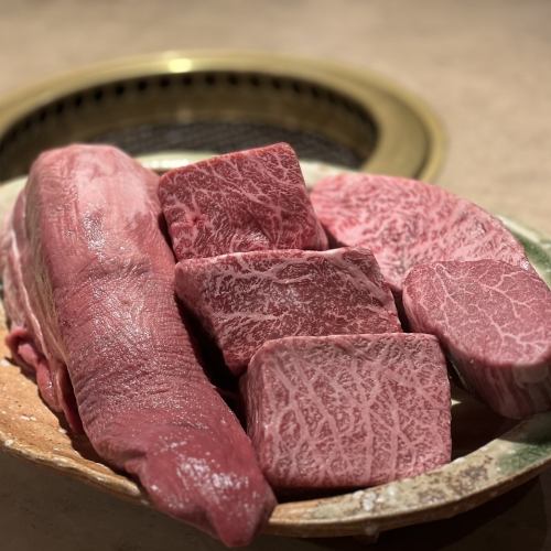 契約でさえ困難な幻のお肉屋さんから仕入れる銘柄和牛達。他店との圧倒的な仕入れの差を味わって下さい。