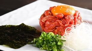 炙りユッケ