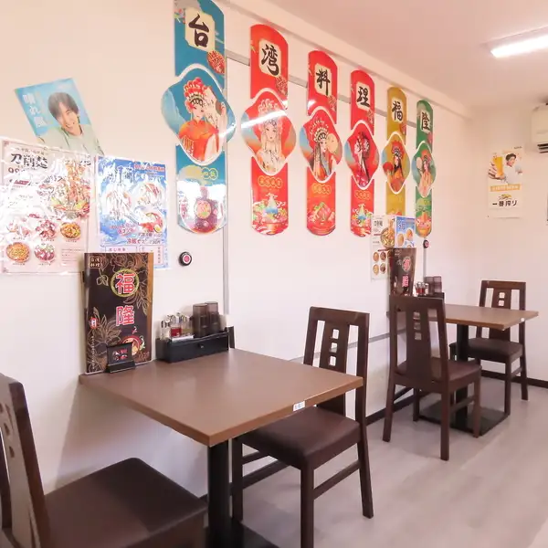 店内はカジュアルでアットホームな雰囲気。男女問わず誰もが気軽に入りやすい空間です！足を伸ばしてゆったりと寛げるお座敷席を完備しており、小さなお子様連れのご家族様も、周囲に気兼ねすることなくのんびりとお食事をお楽しみいただけます。普段使いのランチから、週末のファミリー外食まで大活躍です。