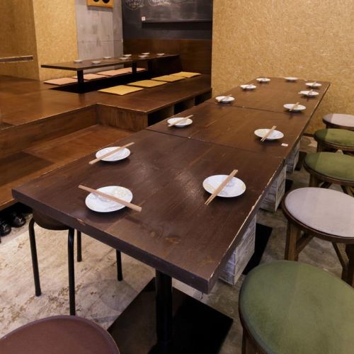 <p>Stylish table seats where you can feel the warmth of wood are available from the front of the entrance, for 4 people, 3 people, 3 people, 2 people and 4 tables.It is possible to connect tables for up to 14 people, so even groups can use it.Recommended for casual drinking parties such as after work.Our shop, which is easily accessible near the station, is convenient for everyday use!</p>