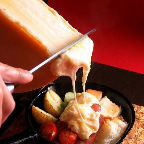 ラクレットチーズをかけたお肉も楽しめるコースは3500円！