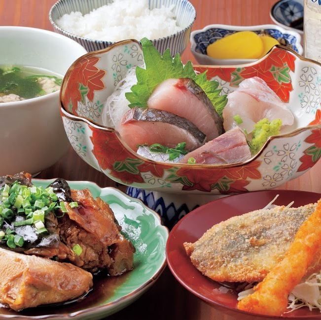 A seafood izakaya a 3-minute walk from Tenjin Station.The specialty is in the red!