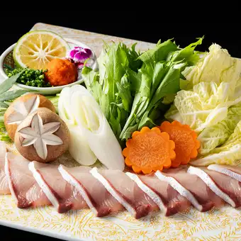 【仅限周日至周四！火锅宴】烤鱼配鱼肝及海鲜烤菜/火锅套餐任选 | 5000日元，2小时畅饮