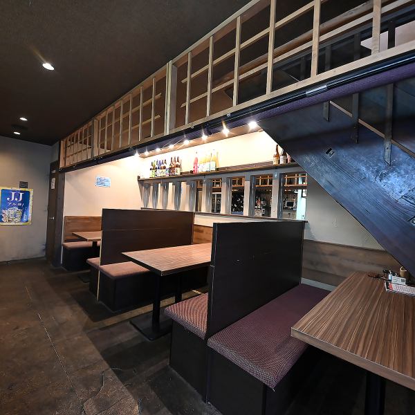 店内は、プライバシーに配慮し落ち着いた雰囲気。隣の席を気にせず、自分たちだけの時間を過ごせるのが魅力です。温かみのある照明が、リラックス空間を演出します。少人数の飲み会からデート、ご家族での夕食まで、あらゆるシーンに寄り添う心地よいお店です。