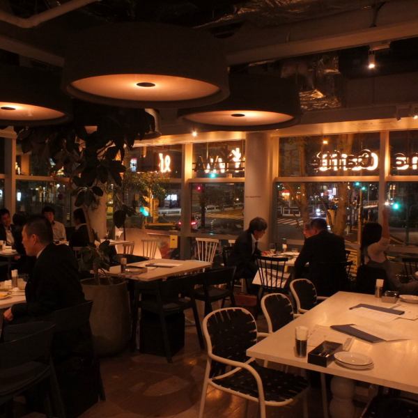 夜になると柔らかい光のライトがあたたかくテーブルを灯しますので、ゆったりとリラックスしながらお料理をお召し上がり頂けます◎デートや大切な人とのお食事にも最適です。人気のお席ですのでご予約をオススメしております◎クッションやランプ、アートなどこだわりのインテリアもおしゃれで楽しい☆