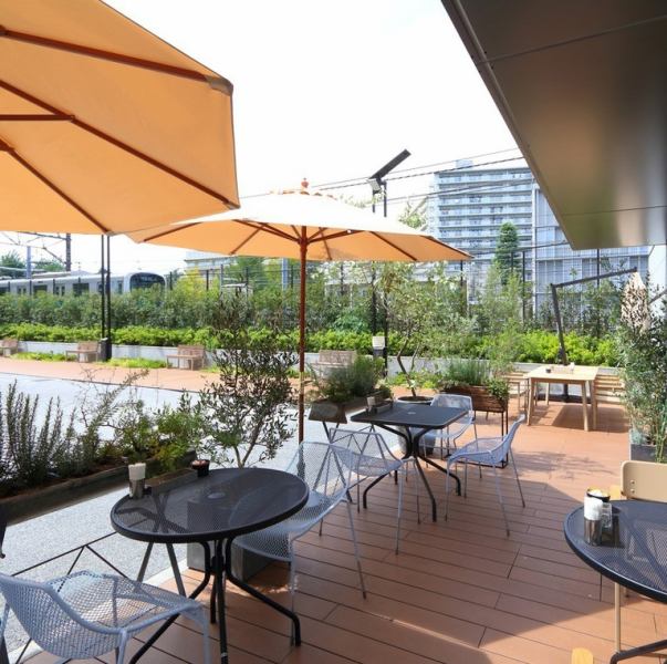 開放的なテラス席は女子会やデートにも大人気です♪ビジネスランチに、休日にご家族と、気兼ねない友人とのお集まりに… 様々なシーンで使い勝手のよいお席となっております。夜は雰囲気がガラッと変わりますので、こちらもおすすめです☆