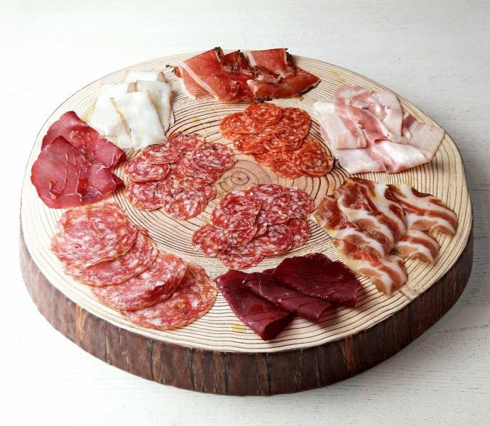 おすすめ！！はイタリアハム・サラミ盛り合わせ10種盛　　少人数でも安心！お任せ3種盛