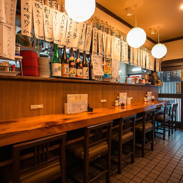 スタッフとの会話も楽しめるカウンター席でごゆっくりとお寛ぎいただけます♪オレンジのライトが明るく照らされた温かい空間でいただくおでんやお刺身を種類豊富なお酒と一緒にご堪能。今夜はぜひ「お多幸 上板橋店」で！