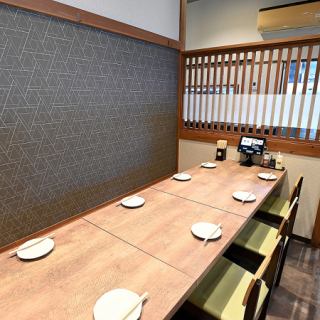 小規模のご宴会や、仲間内でのお食事に最適な6名席の個室を4席ご用意しております。
