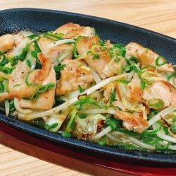 若鶏のねぎ塩鉄板焼き