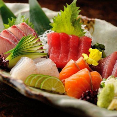 生魚片是一種色彩繽紛的新鮮海鮮，也很受招待客人的歡迎。我們還推薦使用時令食材的宴會套餐。