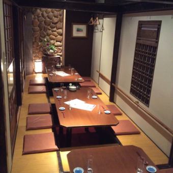 It is a private room with a moat that can accommodate up to 18 people.You can thoroughly enjoy your meal in the old-fashioned calm Japanese space without worrying about it.The private space of a completely private room is ideal for those who want to enjoy a meal without worrying about the eyes.It is also recommended for entertainment, company banquets, second parties, and private scenes such as joint parties, girls-only gatherings, and birthday parties.