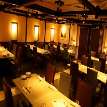 通过将两个房间连接在一起，宴会厅最多可容纳 60 人。如果您正在国分町入口处寻找举办大型宴会的包间，就来阿蒙吧！本店的所有座位都是完全包间，因此您可以放心地享受宴会和多人聚会的乐趣其他顾客。马苏。我们的招牌日本料理套餐随季节变化，价格为 5,000 日元起。