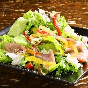 蔵王モッツァレラチーズと生ハムのサラダ