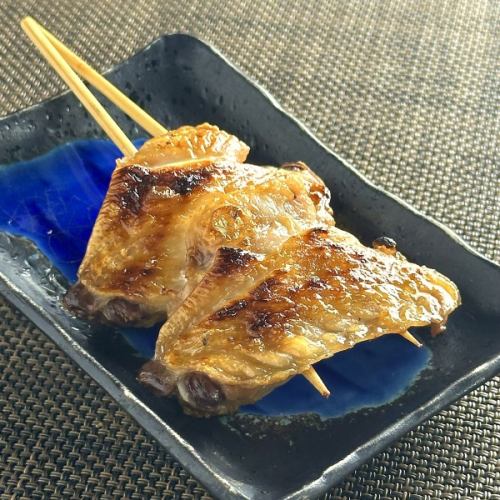 Charcoal-grilled chicken wing skewers