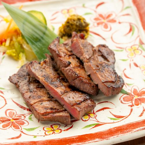 Sendai specialty: Grilled beef tongue with salt (4 slices)