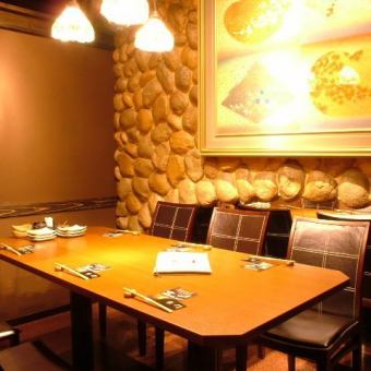 这是一个供少数人使用的私人房间。它因其温馨的氛围和私人座位而广受欢迎，您不会被其他人打扰。这是娱乐、团体聚会、女孩之夜和生日聚会的推荐座位。包含无限畅饮的日本料理套餐 5,000 日元起。这是可以品尝到融合了仙台名产和名酒的日本料理的套餐。请随时使用我们的商店。
