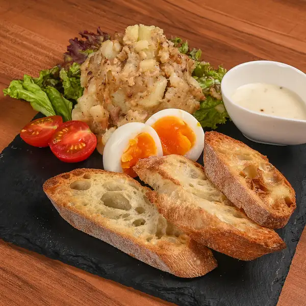 【日替わりで楽しめる自家製の味】ごろっとじゃがいもにたくあんや鯖、大葉などをあわせた自慢のポテサラ♪