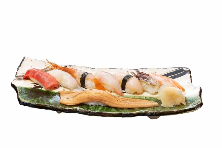 【豪华晚餐】使用大师级工匠的技艺精心挑选的食材制成的“特别寿司套餐”，全7道菜品3,780日元（含税）