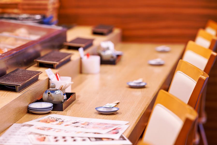 您可以立即在柜台座位上享用工匠手握的寿司。