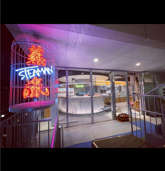 ネオンの灯るレトロフューチャーな店内。友人や恋人との楽しいひと時を。